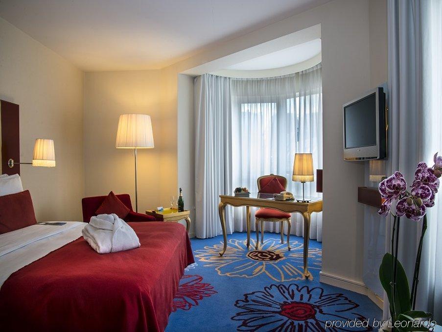 Radisson Red Brussels Hotel Ixelles Ngoại thất bức ảnh